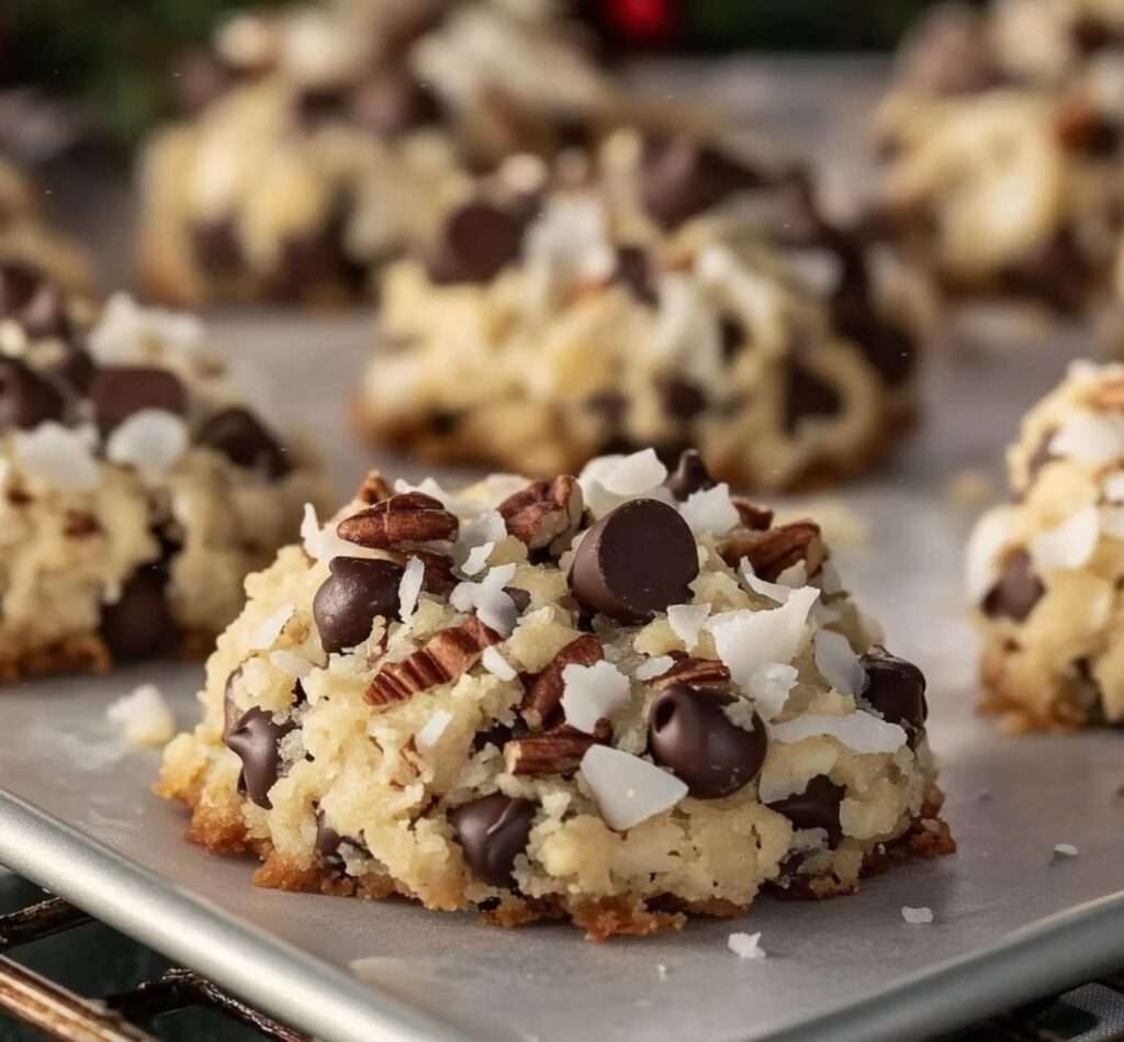 Biscuits de Noël au chocolat, noix de coco et noix de pécan dorés sur une plaque