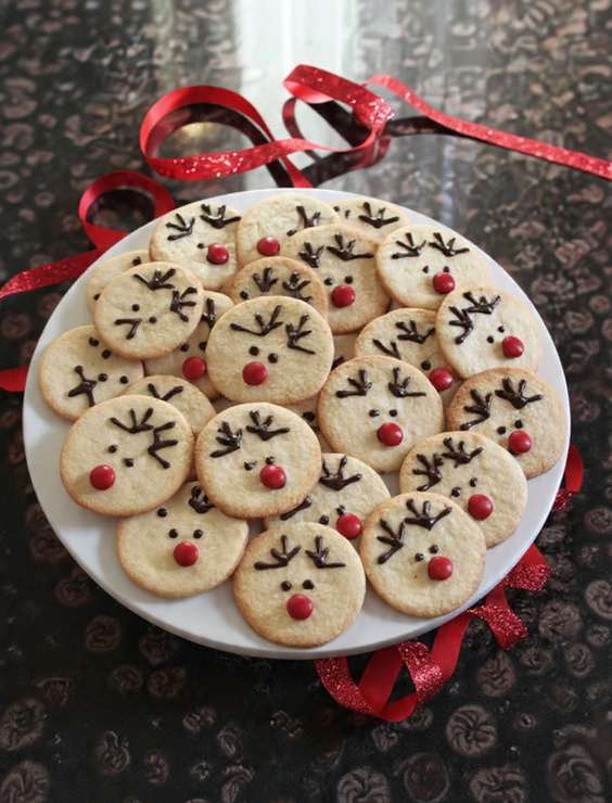 biscuits de Noël en forme de rennes sur une table festive