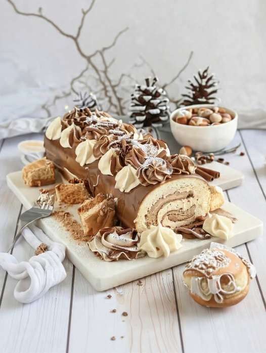 Bûche café Noël roulée, poudrée de cacao, décorée de grains de café
