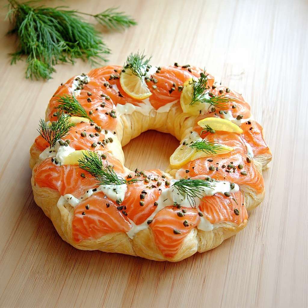 Couronne feuilletée saumon garnie de fromage frais citronné, câpres et aneth