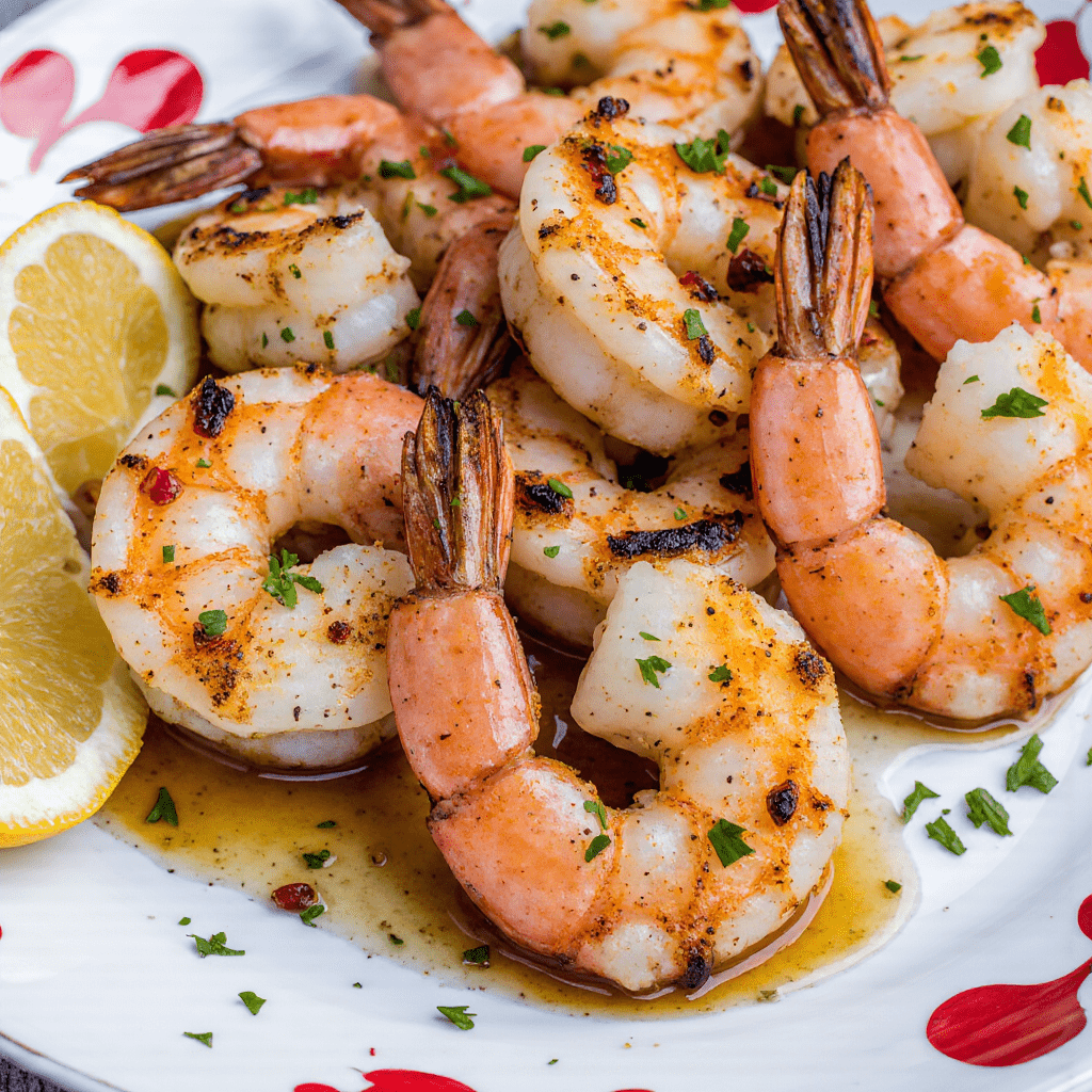 Gambas grillées servies avec citron vert et coriandre fraîche.