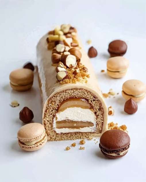 Roulé noisette caramel avec glaçage crémeux, cœur fondant et décor de noisettes grillées