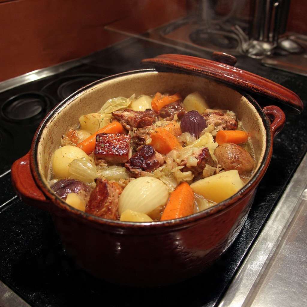 Potée savoyarde traditionnelle aux viandes fumées et légumes mijotés