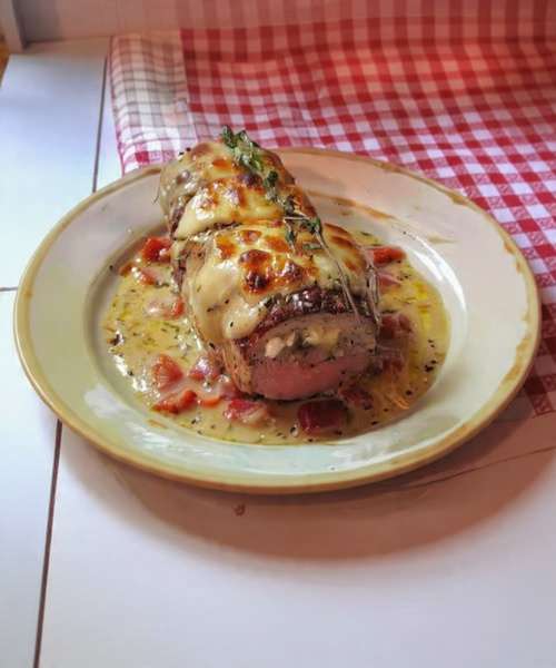 Filet mignon de porc au Boursin gratiné nappé de sauce crémeuse aux lardons