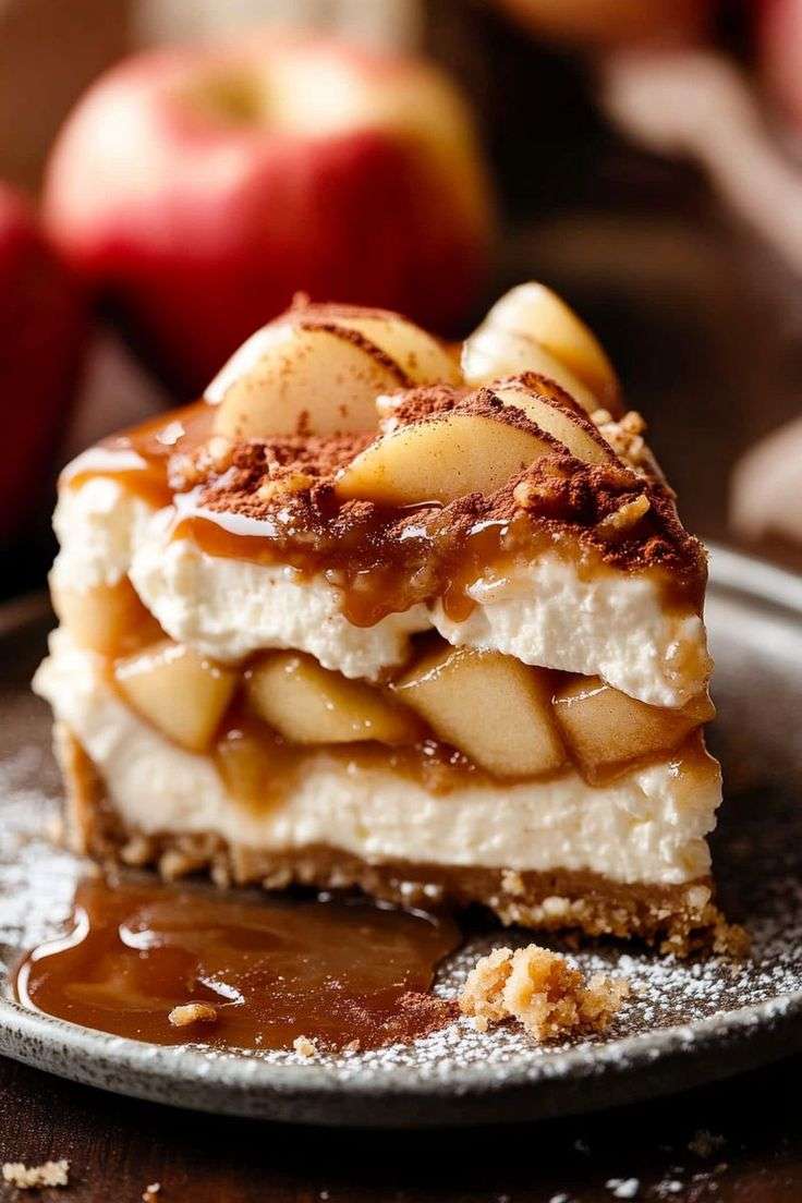 Cheesecake aux pommes caramélisées sur base biscuitée, décoré de pécan.