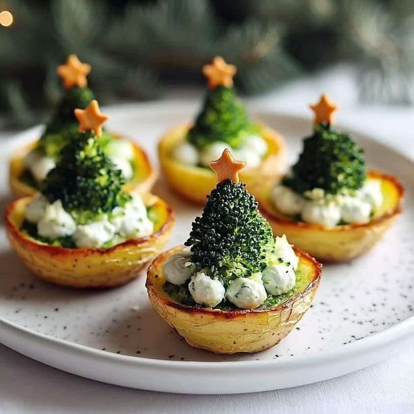 Pommes de terre garnies de fromage frais décorées de brocoli en forme de sapin de Noël.