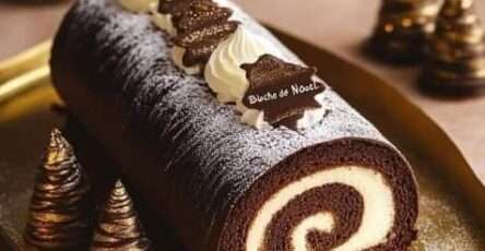 Bûche chocolat mascarpone roulée garnie de crème vanille et recouverte de ganache brillante.