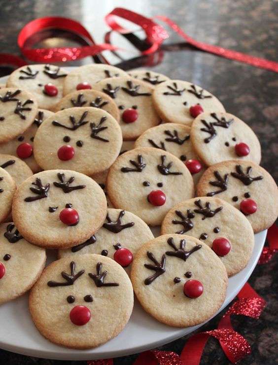 biscuits de Noël en forme de rennes sur une table festive