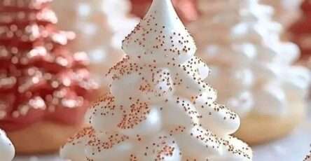 biscuits sapin de Noël sur biscuit sablé décor meringue