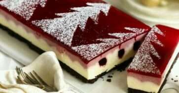 cheesecake canneberges avec garniture rouge brillante et base chocolatée