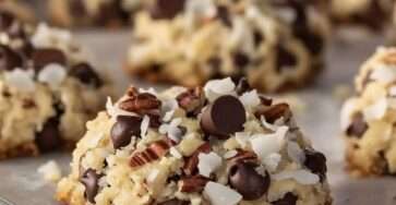 Biscuits de Noël au chocolat, noix de coco et noix de pécan dorés sur une plaque