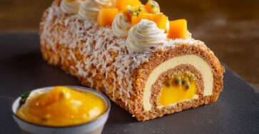 Bûche mangue passion coco, dessert exotique de Noël tropical