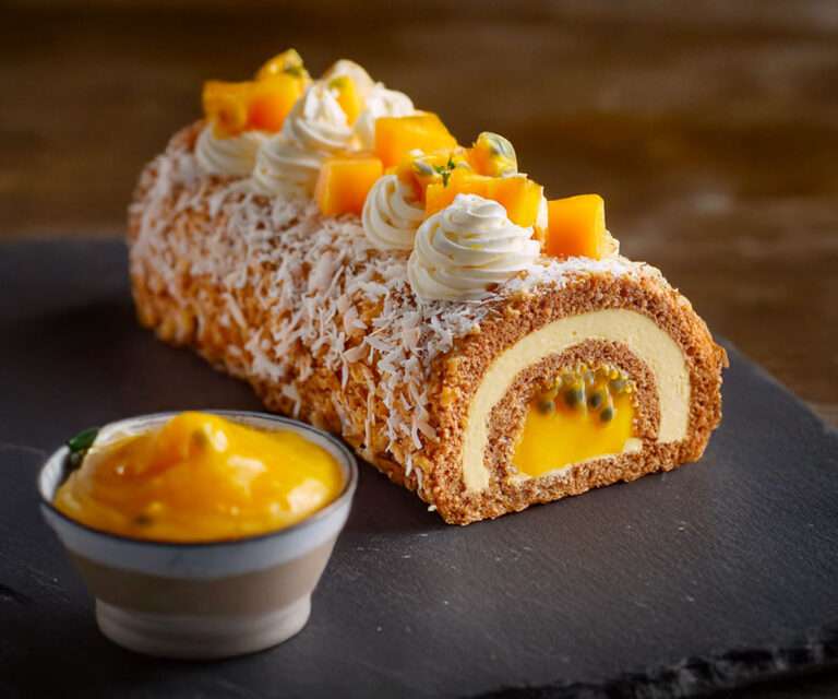 Bûche mangue passion coco, dessert exotique de Noël tropical