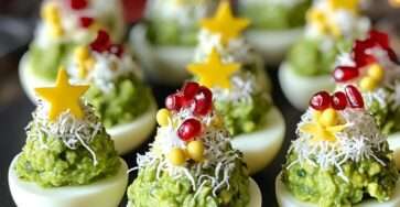 Assiette d’œufs mimosa sapin de Noël à l’avocat décorés de fromage râpé et graines de grenade