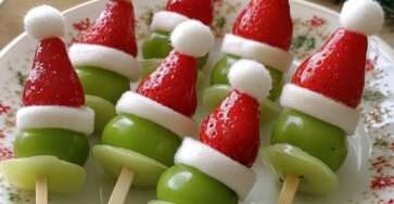 Brochettes Père Noël aux fruits avec fraises, raisins et banane sur un plateau festif