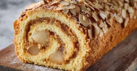 Roulé poire amande garni de crème mascarpone et amandes effilées