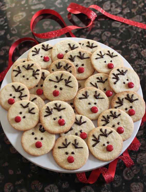 biscuits de Noël en forme de rennes sur une table festive