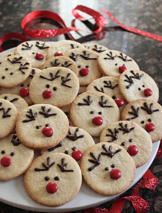 biscuits de Noël en forme de rennes sur une table festive