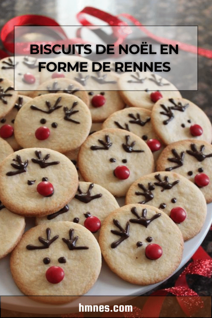 biscuits de Noël en forme de rennes sur une table festive