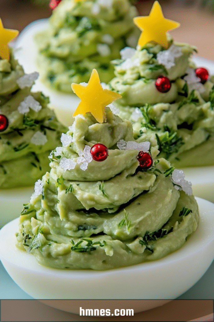 Œufs farcis guacamole en forme de sapins décorés de perles rouges et étoiles de fromage