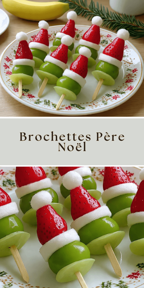 Brochettes Père Noël aux fruits avec fraises, raisins et banane sur un plateau festif