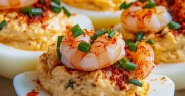 Œufs mimosa crevettes garnis de farce crémeuse au paprika et ciboulette, décorés d’une crevette sur le dessus