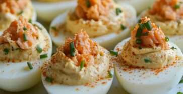 Œufs mimosa saumon garnis d’herbes fraîches et légèrement saupoudrés de paprika