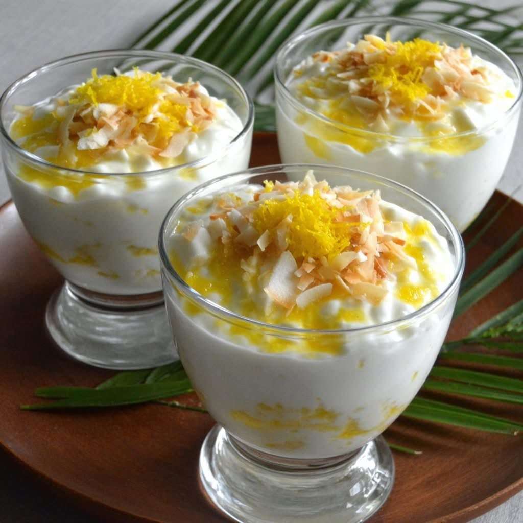Verrine coco citron avec crème onctueuse et copeaux de noix de coco toastés