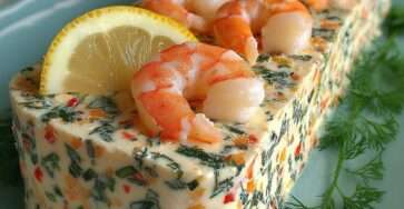 Terrine crevettes légumes avec légumes croquants, fromage frais et décoration au citron