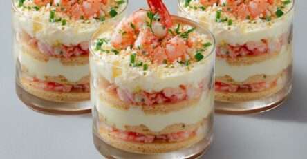Verrines tiramisu salé aux crevettes avec mascarpone citronné et herbes fraîches