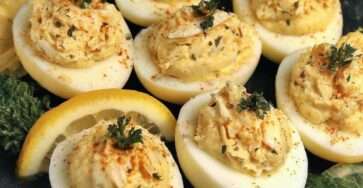 Œufs mimosa crabe citron garnis de crème citronnée, ciboulette et paprika