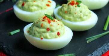 Œufs mimosa avocat garnis de crème d’avocat citronnée, ciboulette et paprika doux