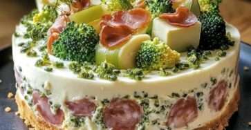 Cheesecake salé brocoli fromage jambon cru décoré de fleurettes et herbes fraîches