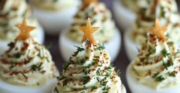 Œufs mimosa sapin de Noël décorés de ciboulette, paprika et étoile comestible