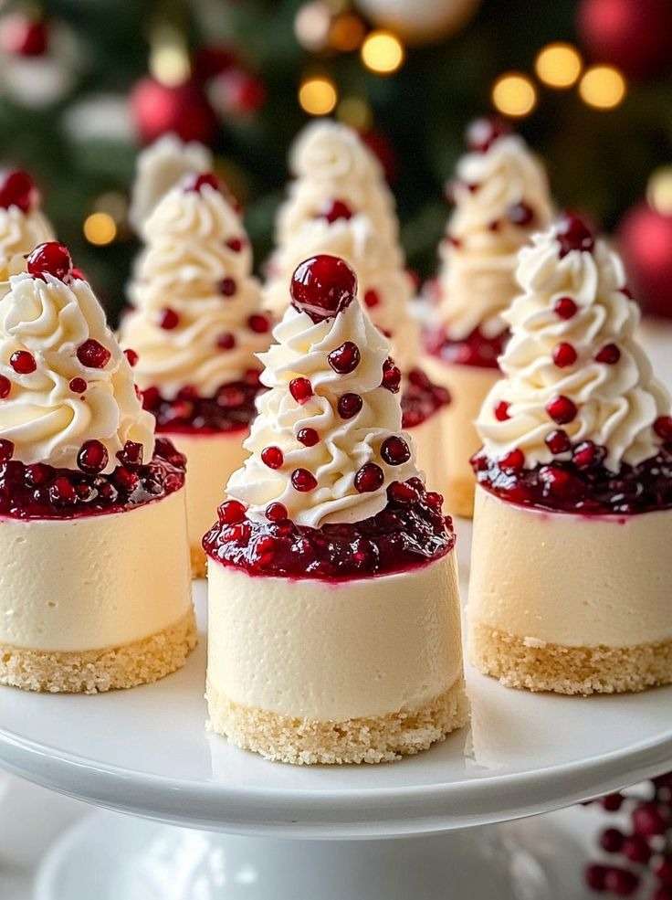 Mini cheesecakes de Noël aux fruits rouges garnis de chantilly et fruits frais