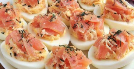 Œufs mimosa au saumon fumé garnis de crème onctueuse et herbes fraîches