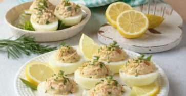 Œufs farcis au thon citron garnis d’une mousse onctueuse et décorés de zeste de citron