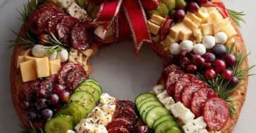 Couronne apéritive de Noël composée de fromages, charcuterie, raisins et romarin