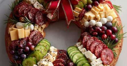 Couronne apéritive de Noël composée de fromages, charcuterie, raisins et romarin