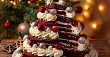 Sapin de Noël Red Velvet à la crème fromage décoré de perles en sucre et étoile dorée