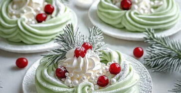 Couronne de pavlova de Noël à la crème verte décorée de cranberries et romarin