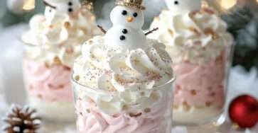 Verrines bonhomme de neige de Noël à la crème vanille et mousse rose décorées façon festive