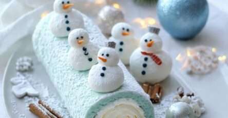 Bûche roulée bonhommes de neige à la vanille décorée de sucre glace effet neige