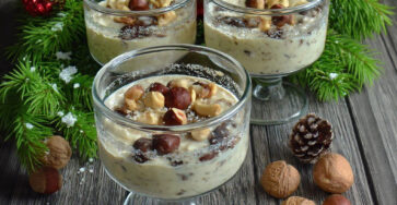 Verrine de crème de champignons crémeuse garnie de noisettes torréfiées