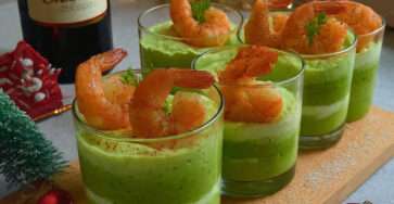 Verrines avocat crevettes avec couches crémeuses et paprika doux