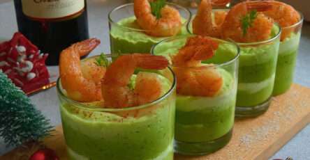 Verrines avocat crevettes avec couches crémeuses et paprika doux