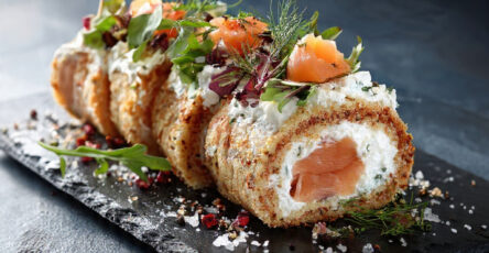 Bûche salée saumon et fromage frais roulée avec aneth