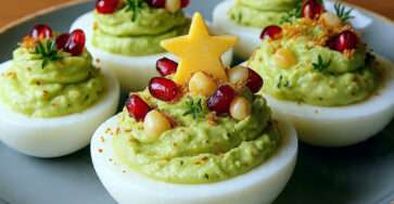 Œufs sapins Noël garnis de guacamole avec graines de grenade et étoiles de fromage