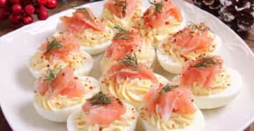 Œufs mimosa saumon fumé garnis d’aneth et paprika doux