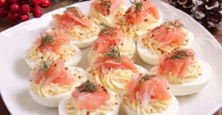 Œufs mimosa saumon fumé garnis d’aneth et paprika doux